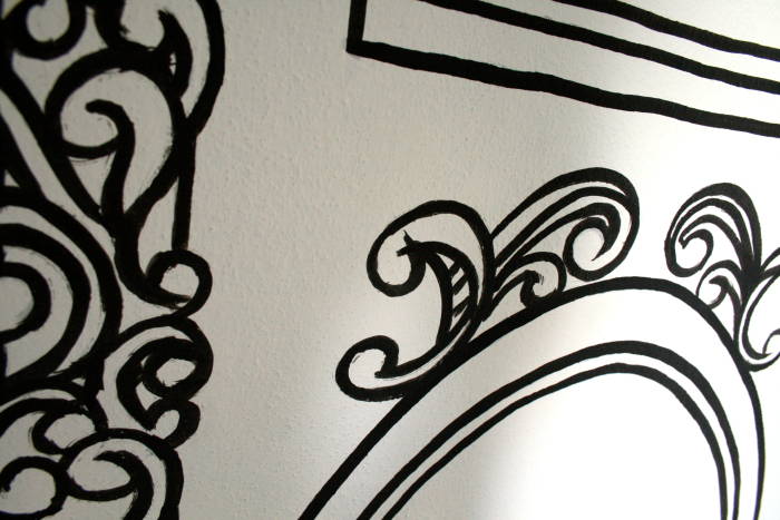 Decorazione Murale Realizzata A Pennello Nero Su Bianco In Fantasia Di Cornici